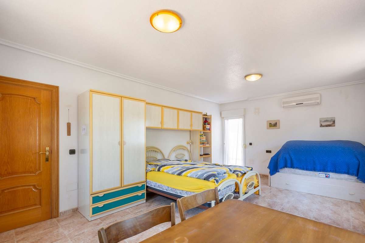 Luxuriöse Eckvilla im Herzen von Cabo Roig – komfortables Wohnen am Meer