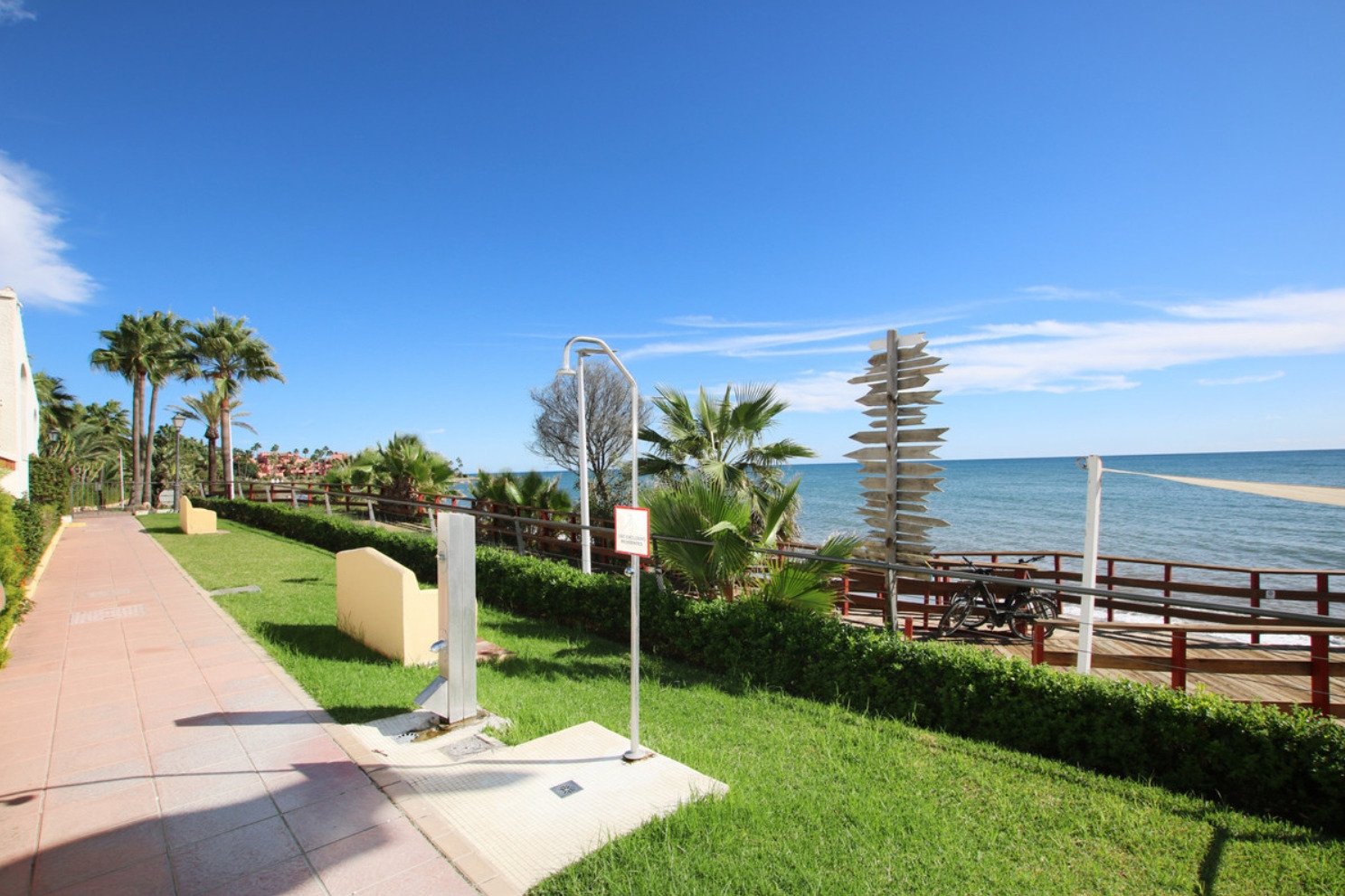 Luxushaus mit atemberaubendem Panoramablick, 30 Meter vom Sandstrand entfernt, Costa del Sol