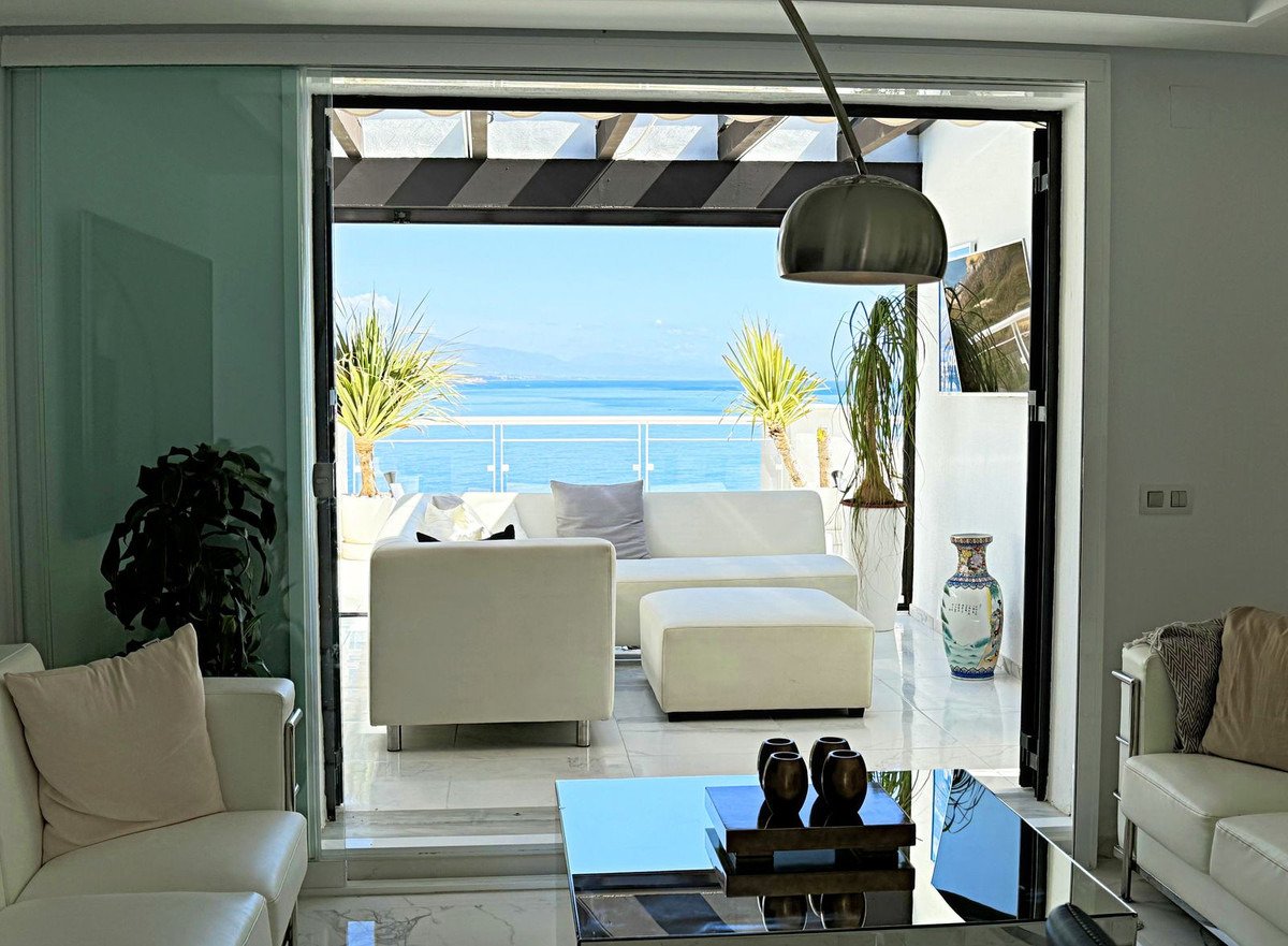 Luxuriöses Penthouse in erster Strandreihe mit 200 m² Terrasse und atemberaubendem Meerblick.