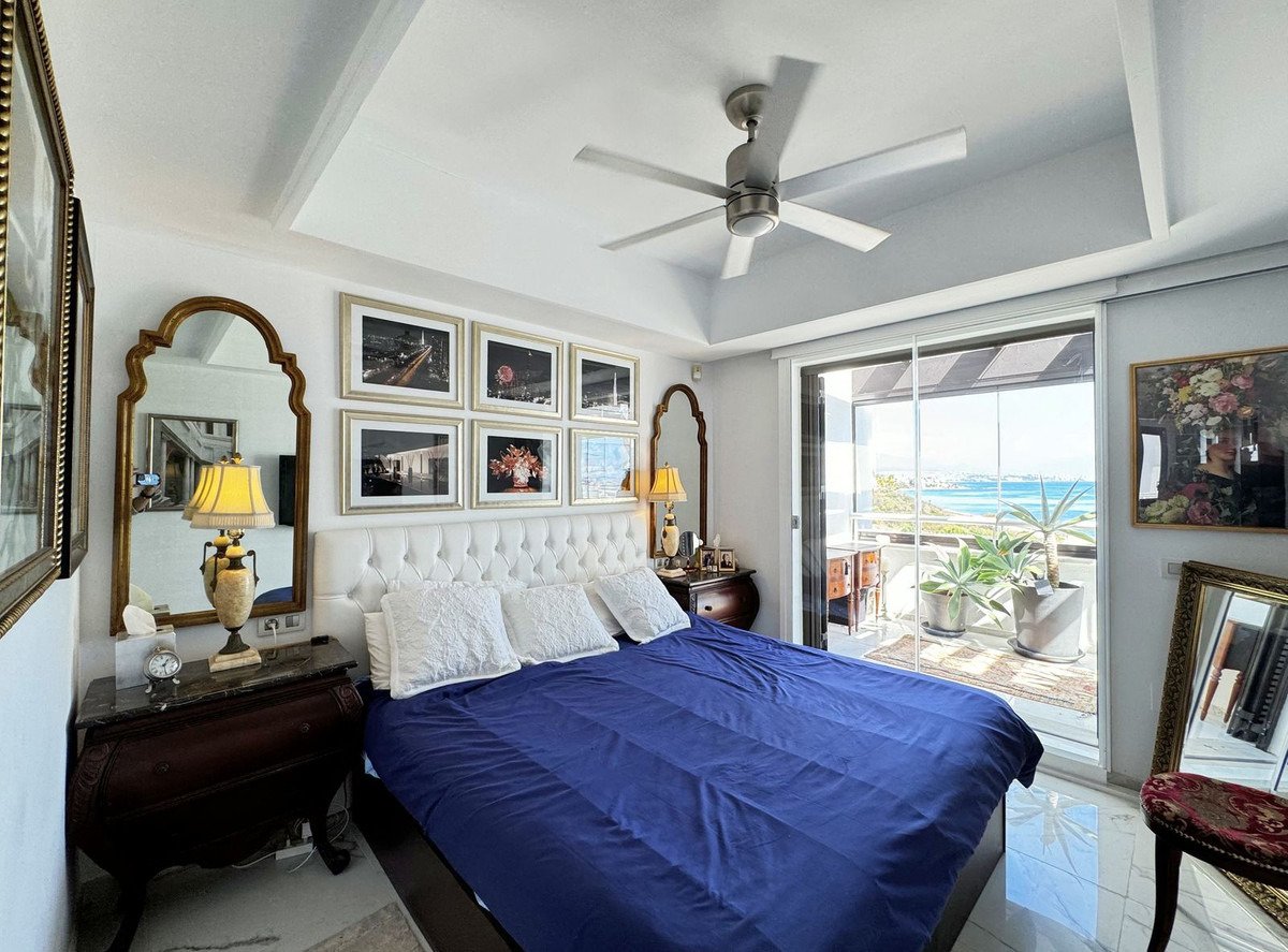 Luxuriöses Penthouse in erster Strandreihe mit 200 m² Terrasse und atemberaubendem Meerblick.