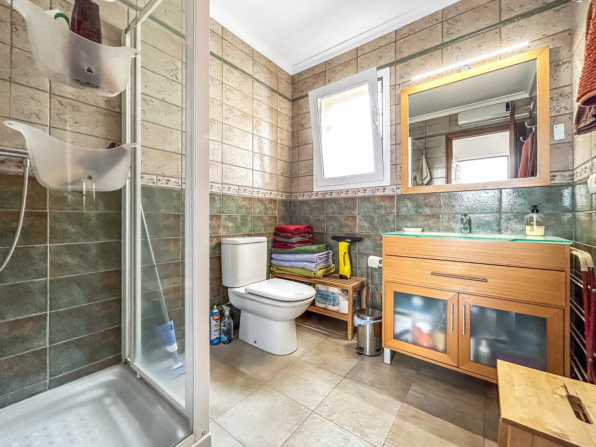 Wunderschöne, freistehende Villa mit 3 Schlafzimmern und 2 Bädern in der Nähe des Zentrums von Sagra, Alicante.