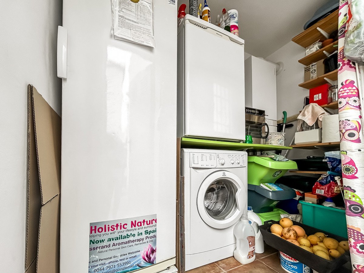 Wunderschöne, freistehende Villa mit 3 Schlafzimmern und 2 Bädern in der Nähe des Zentrums von Sagra, Alicante.