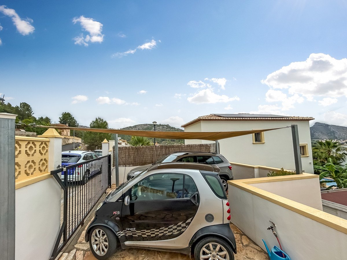 Wunderschöne, freistehende Villa mit 3 Schlafzimmern und 2 Bädern in der Nähe des Zentrums von Sagra, Alicante.