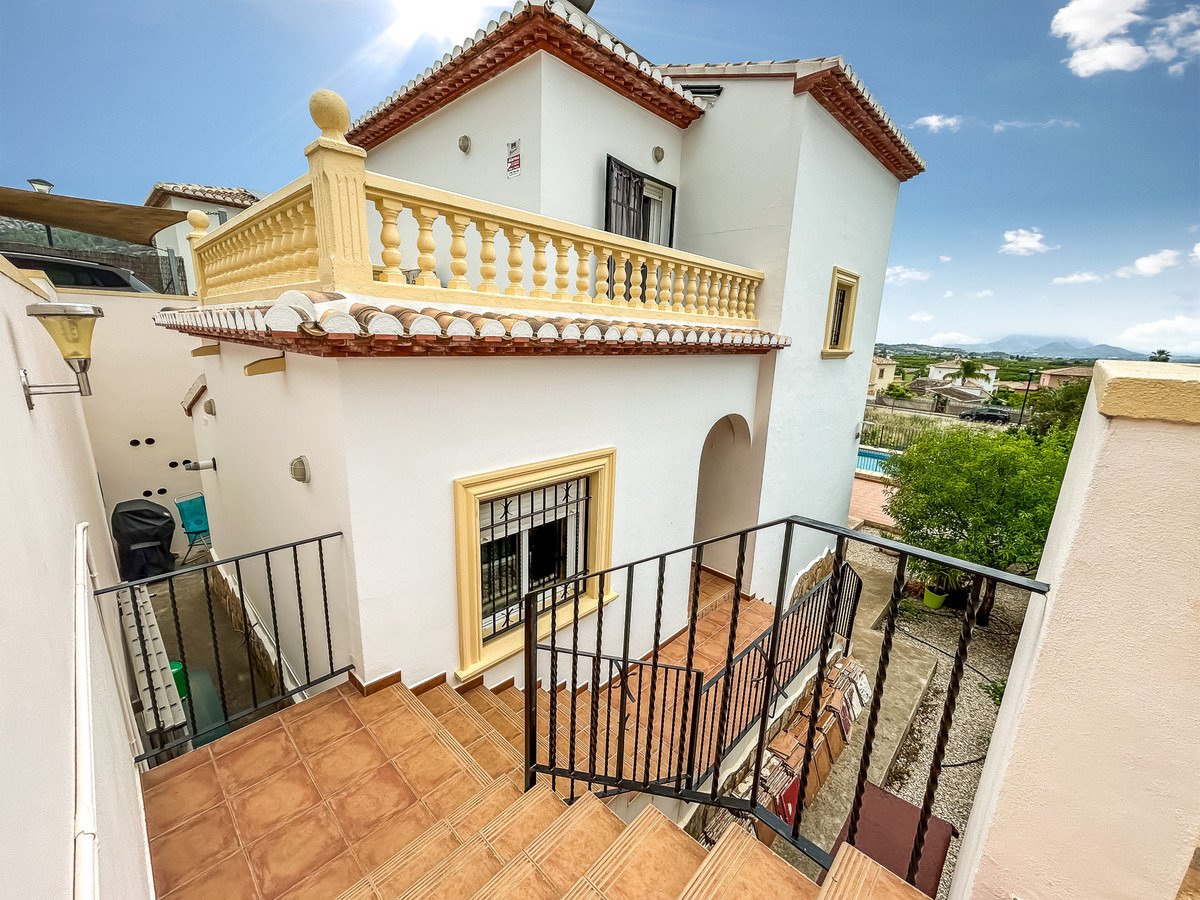 Wunderschöne, freistehende Villa mit 3 Schlafzimmern und 2 Bädern in der Nähe des Zentrums von Sagra, Alicante.