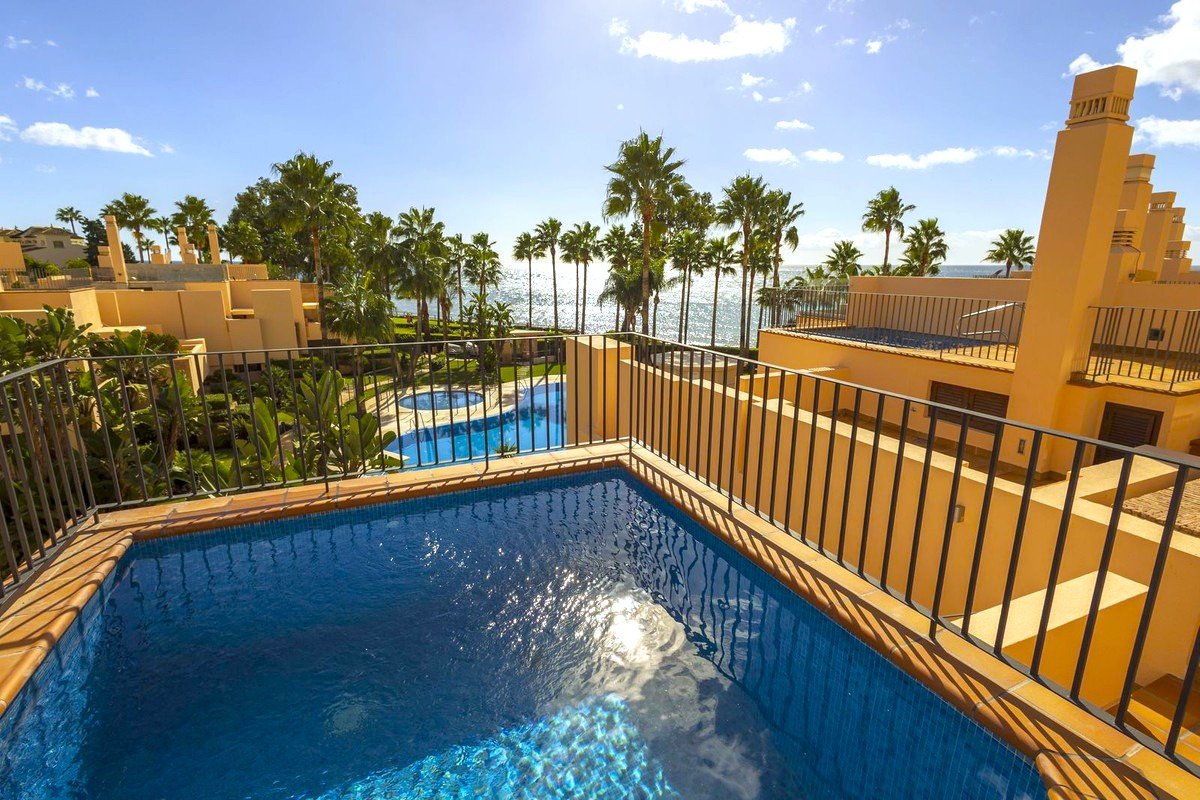 Exklusives zweistöckiges Penthouse direkt am Meer in Estepona, Costa del Sol