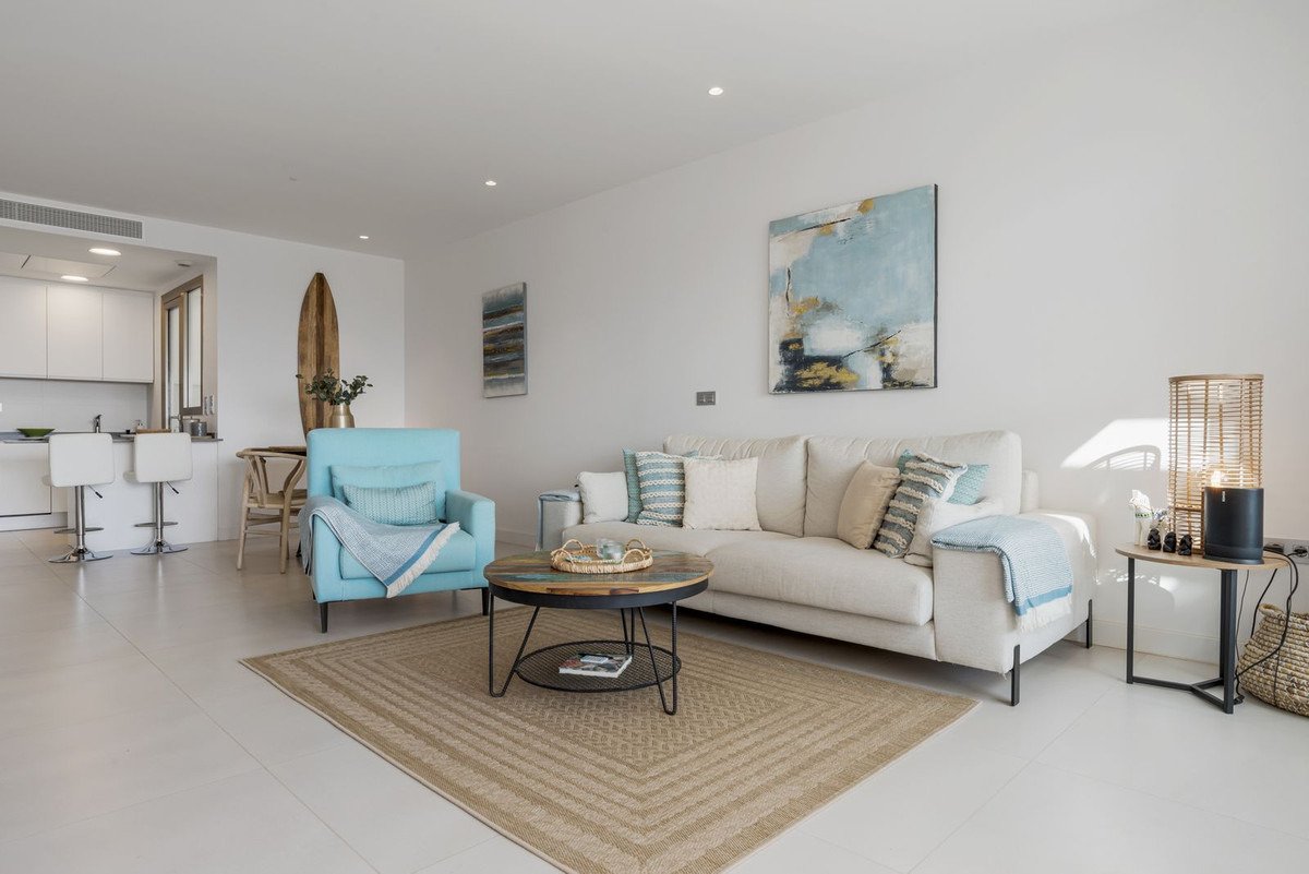 Elegante Maisonette-Wohnung mit Aussicht, Terrasse und zwei Garagen in der prestigeträchtigen Lage von Las Mesas, Estepona