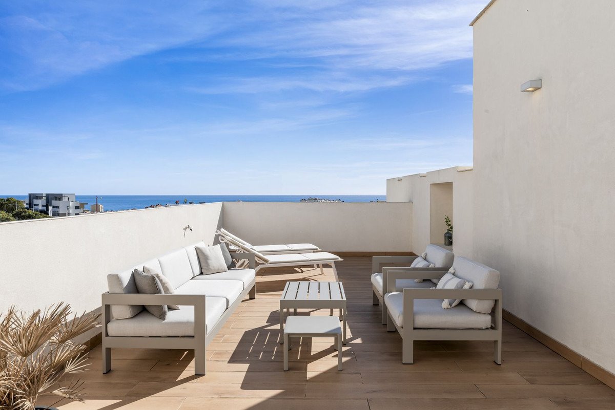 Elegante Maisonette-Wohnung mit Aussicht, Terrasse und zwei Garagen in der prestigeträchtigen Lage von Las Mesas, Estepona