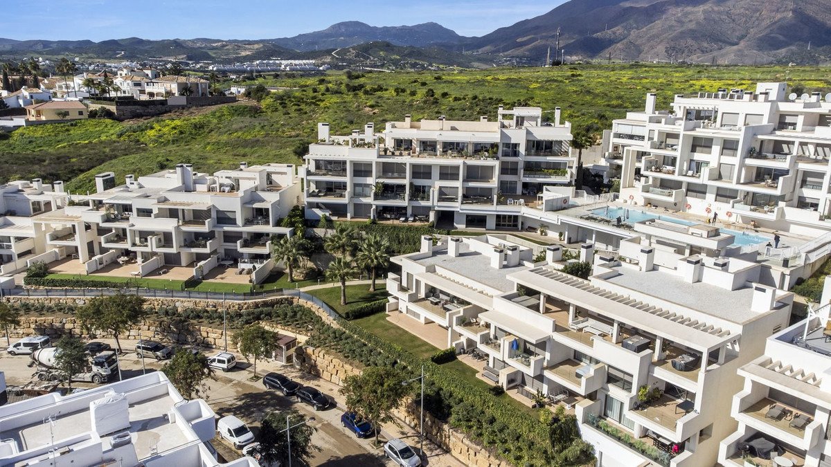 Elegante Maisonette-Wohnung mit Aussicht, Terrasse und zwei Garagen in der prestigeträchtigen Lage von Las Mesas, Estepona