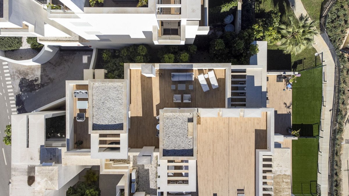 Elegante Maisonette-Wohnung mit Aussicht, Terrasse und zwei Garagen in der prestigeträchtigen Lage von Las Mesas, Estepona