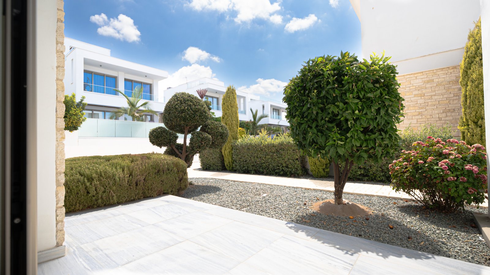 Nowoczesna willa nad morzem z tarasem na dachu, 4 sypialniami i prywatnym terenem