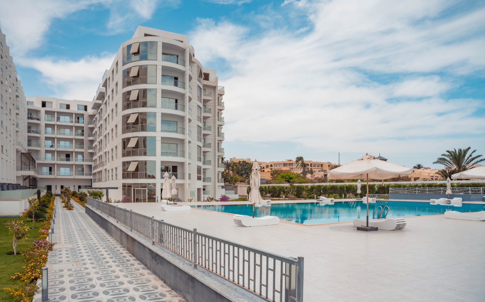 Gotowe do zamieszkania: Nowe i przestronne dwupokojowe mieszkanie z widokiem na morze w ośrodku Scandic Resort Hurghada