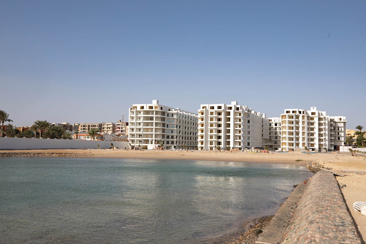 Gotowe do zamieszkania: Nowe i przestronne dwupokojowe mieszkanie z widokiem na morze w ośrodku Scandic Resort Hurghada