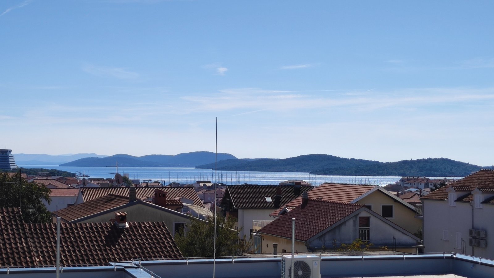 Nowoczesny apartament z widokiem panoramicznym i dwiema piwnicami, Vodice