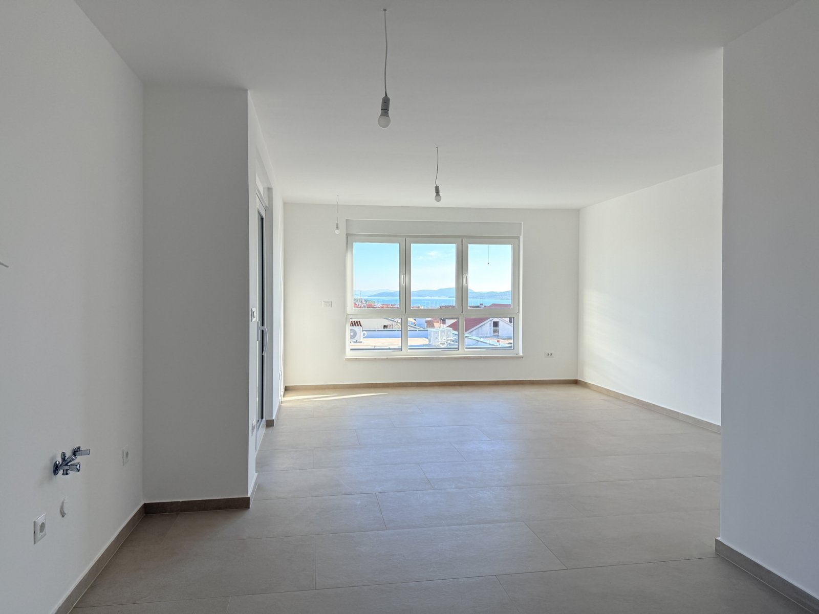 Nowoczesny apartament z widokiem panoramicznym i dwiema piwnicami, Vodice