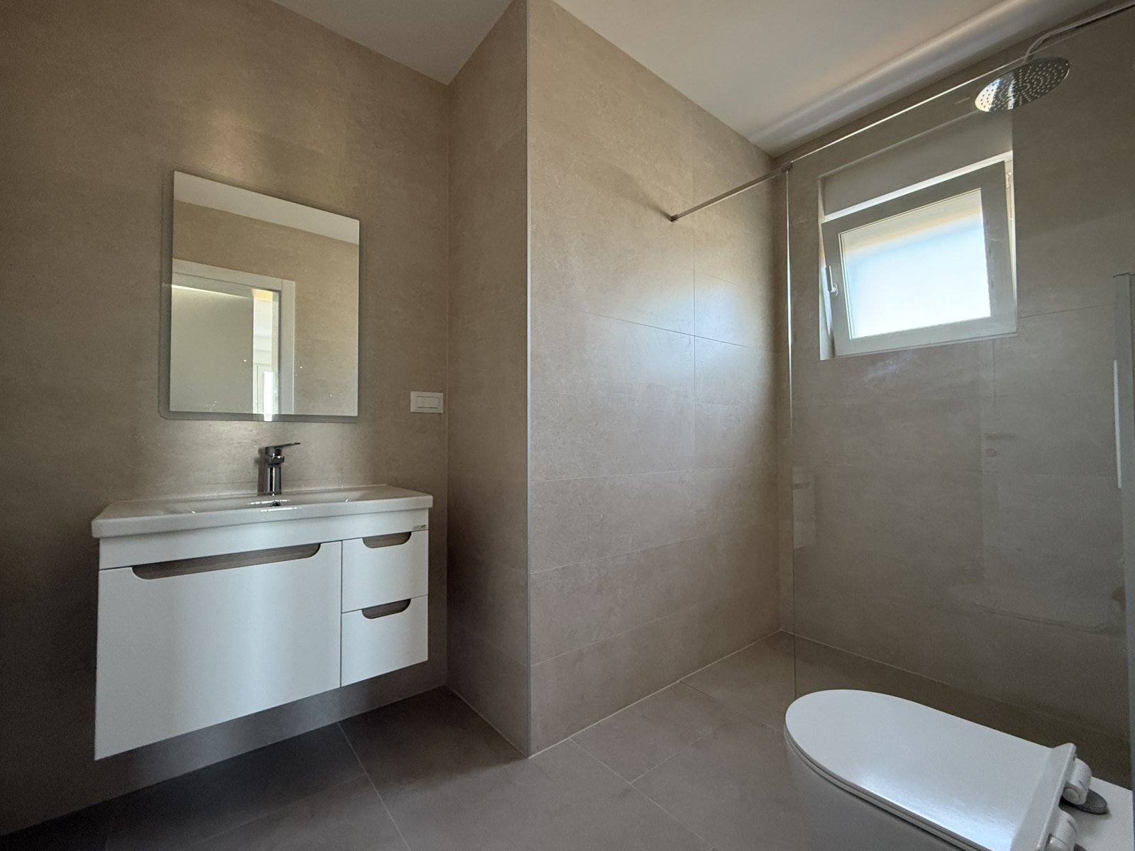 Nowoczesny apartament z widokiem panoramicznym i dwiema piwnicami, Vodice