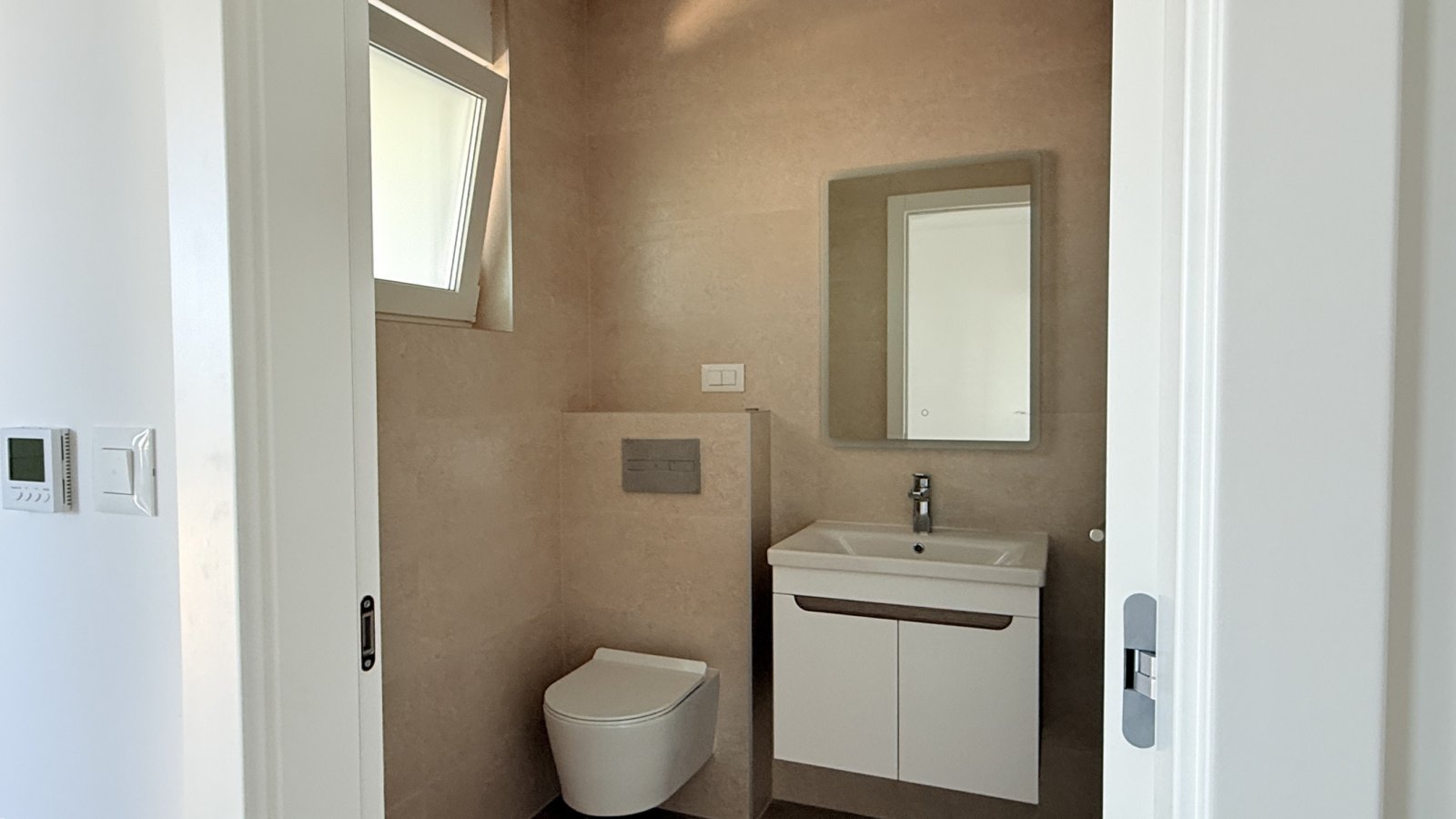 Nowoczesny apartament z widokiem panoramicznym i dwiema piwnicami, Vodice