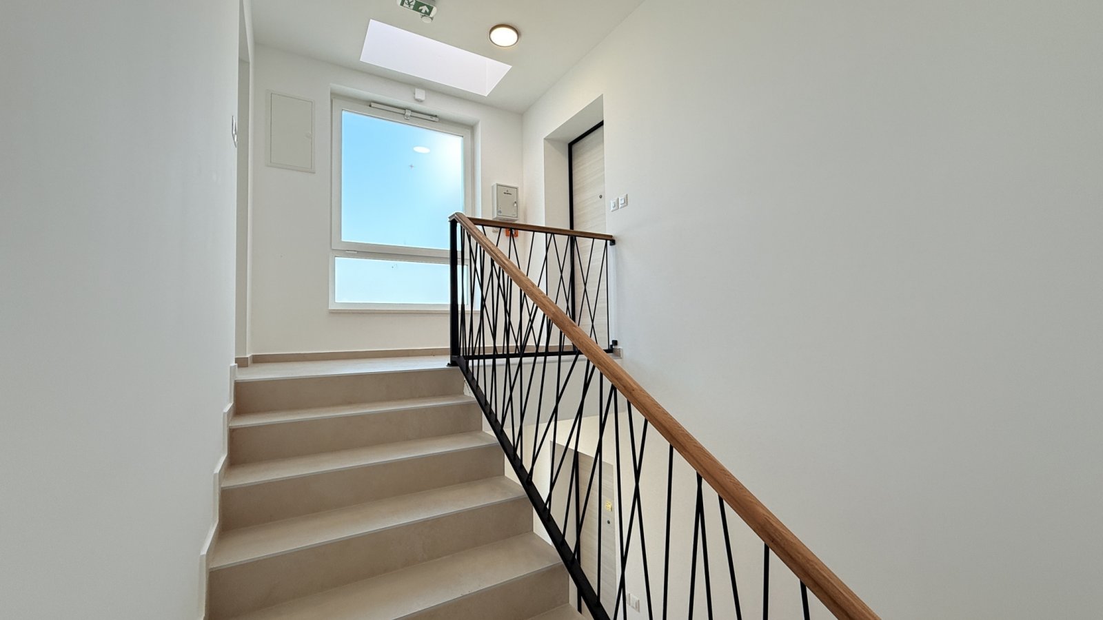 Nowoczesny apartament z widokiem panoramicznym i dwiema piwnicami, Vodice