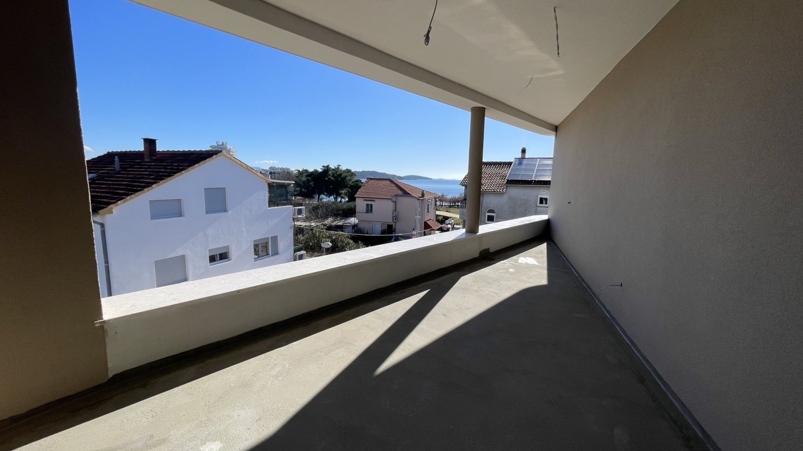 Luksusowy apartament z tarasem i widokiem na morze, 50 m od plaży, Vodice