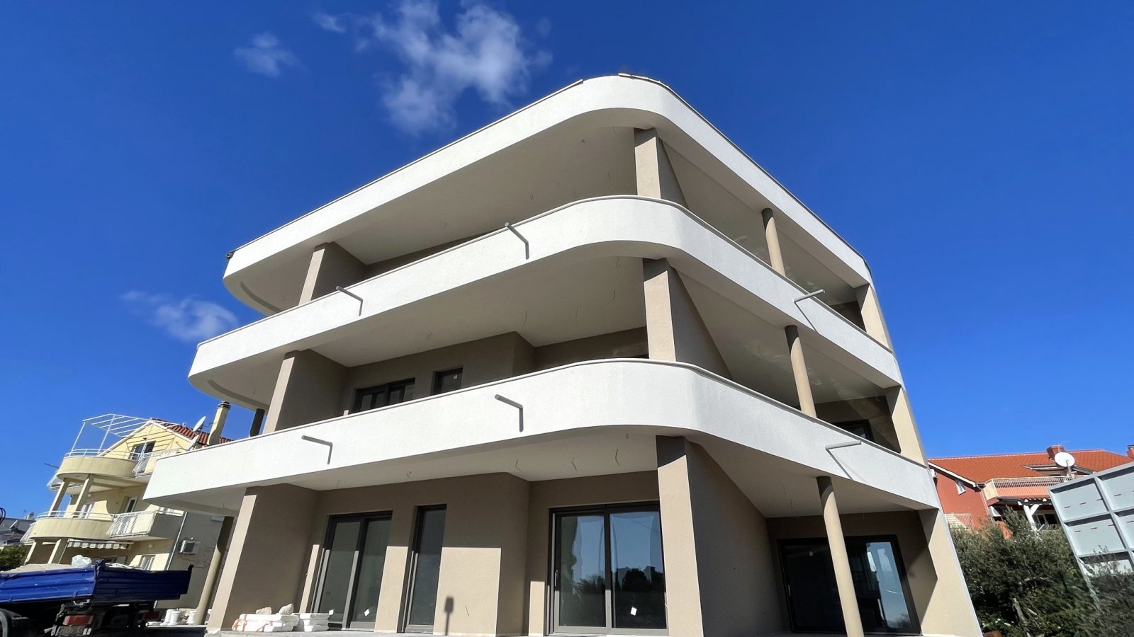 Luksusowy apartament z tarasem i widokiem na morze, 50 m od plaży, Vodice