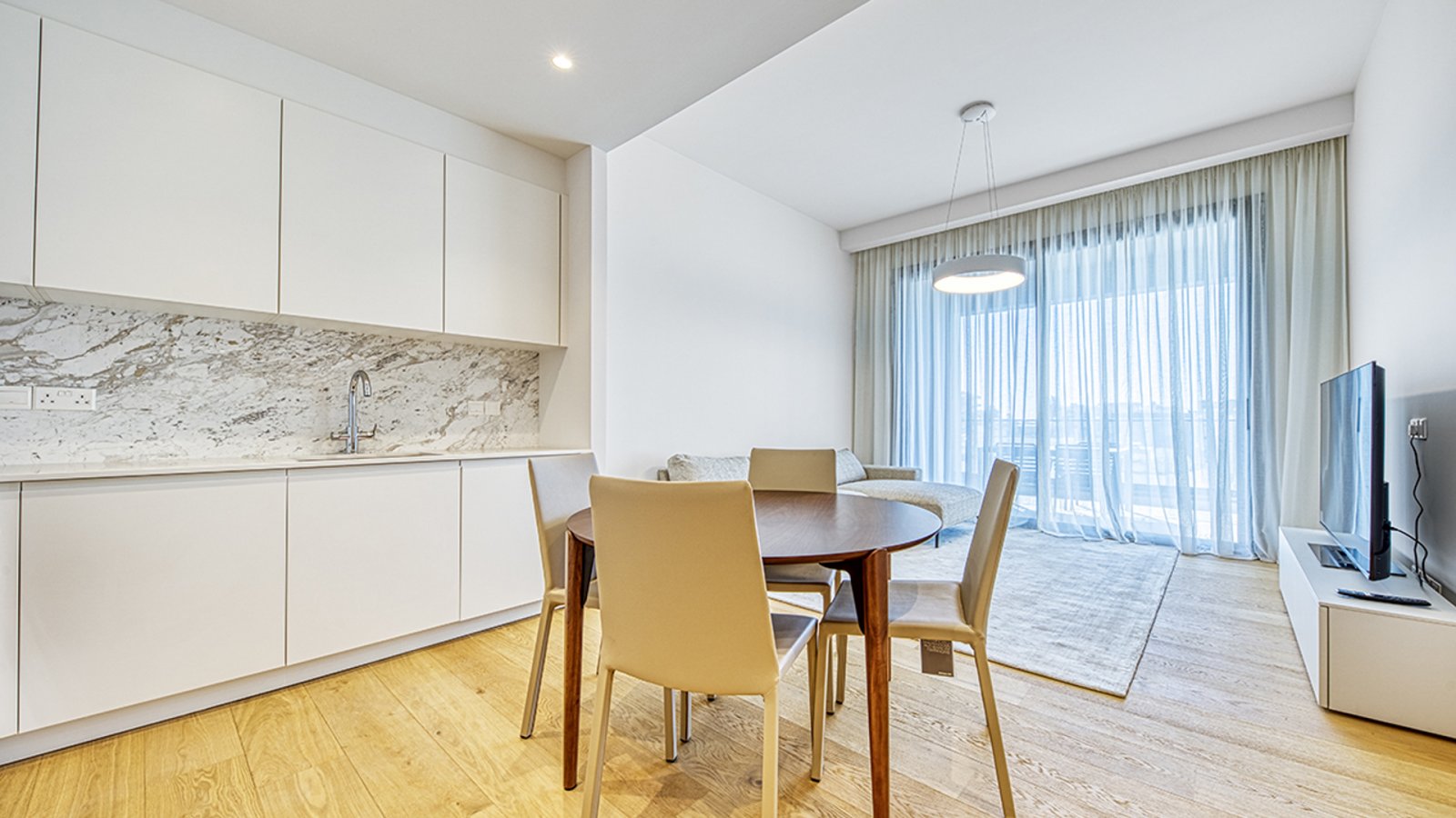 Luksusowy apartament z dwiema sypialniami, widokiem na basen i morze, Limassol