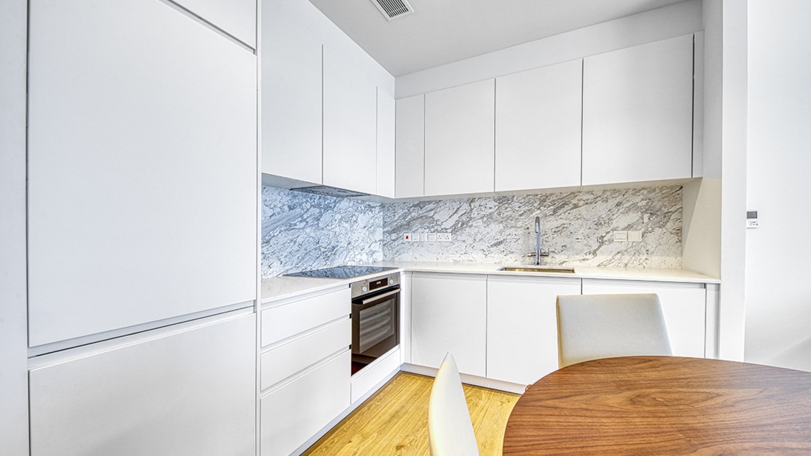 Luksusowy apartament z dwiema sypialniami, widokiem na basen i morze, Limassol