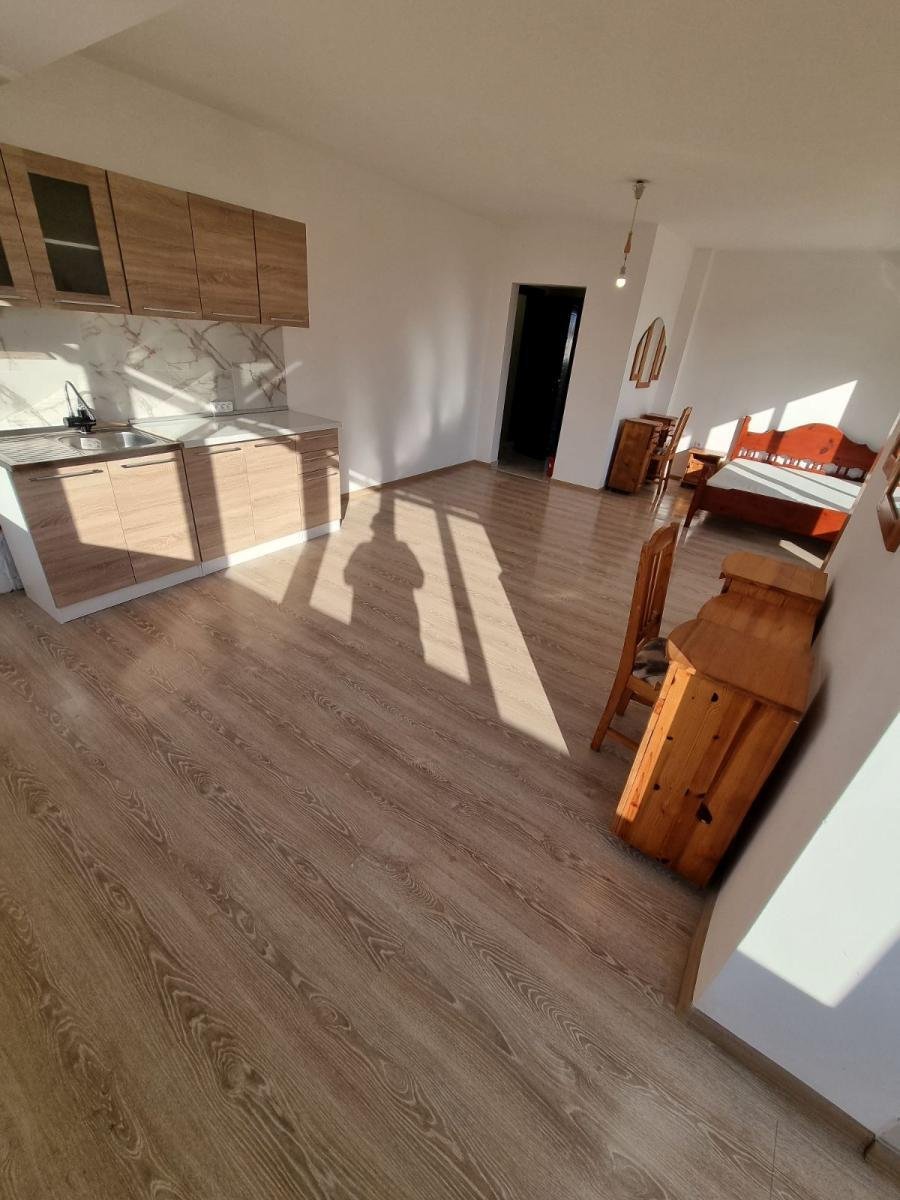 Duże studio z widokiem na morze i balkonem – 200 m od plaży w Ravdzie