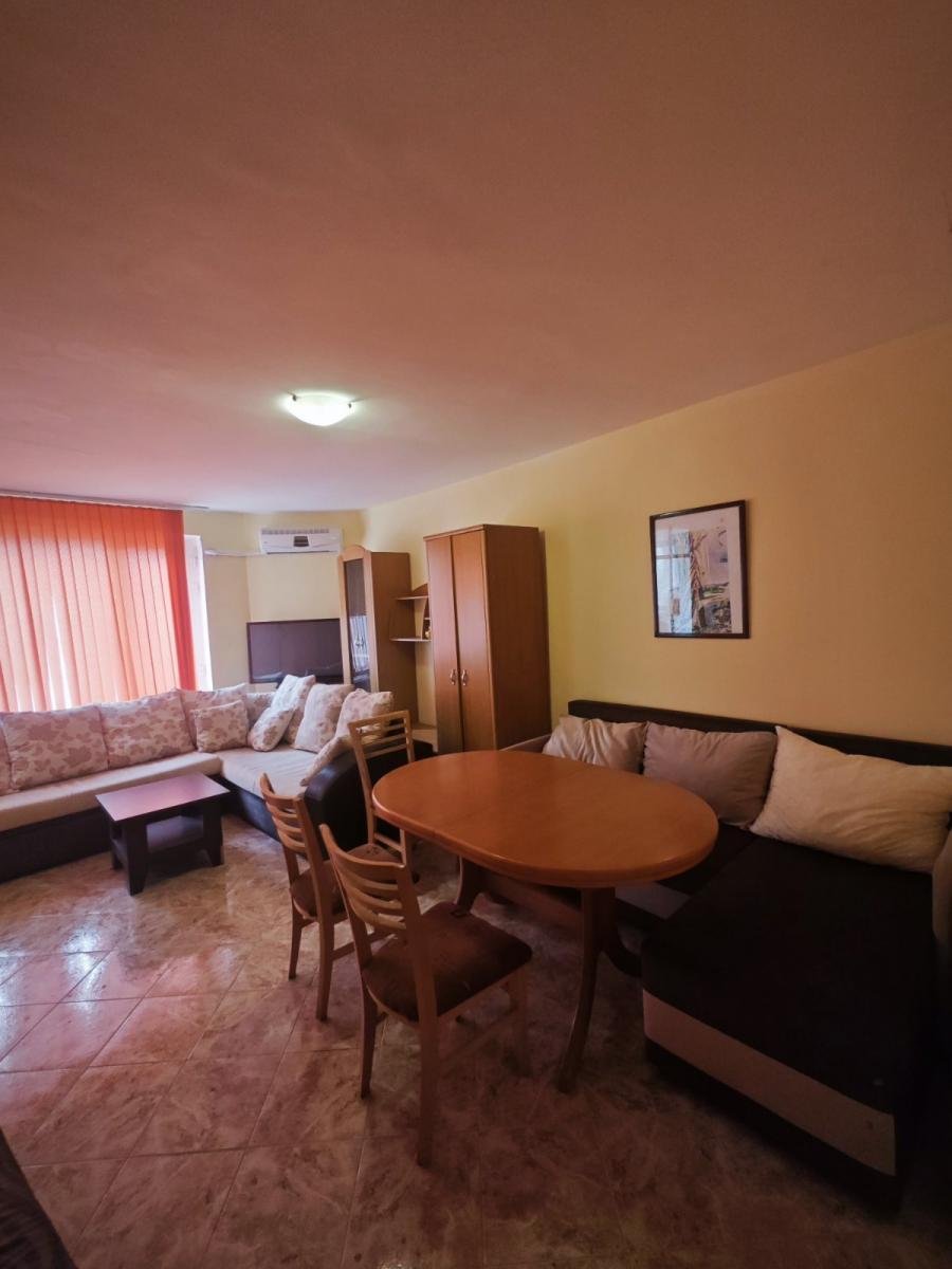 Large 200 m² Property with 7 Rooms – Great Investment Near the Sea