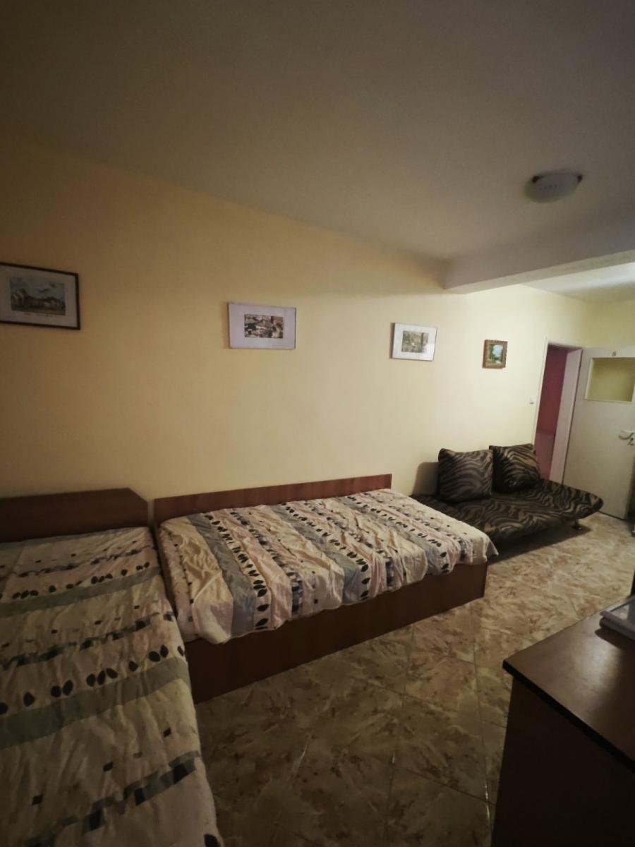 Large 200 m² Property with 7 Rooms – Great Investment Near the Sea