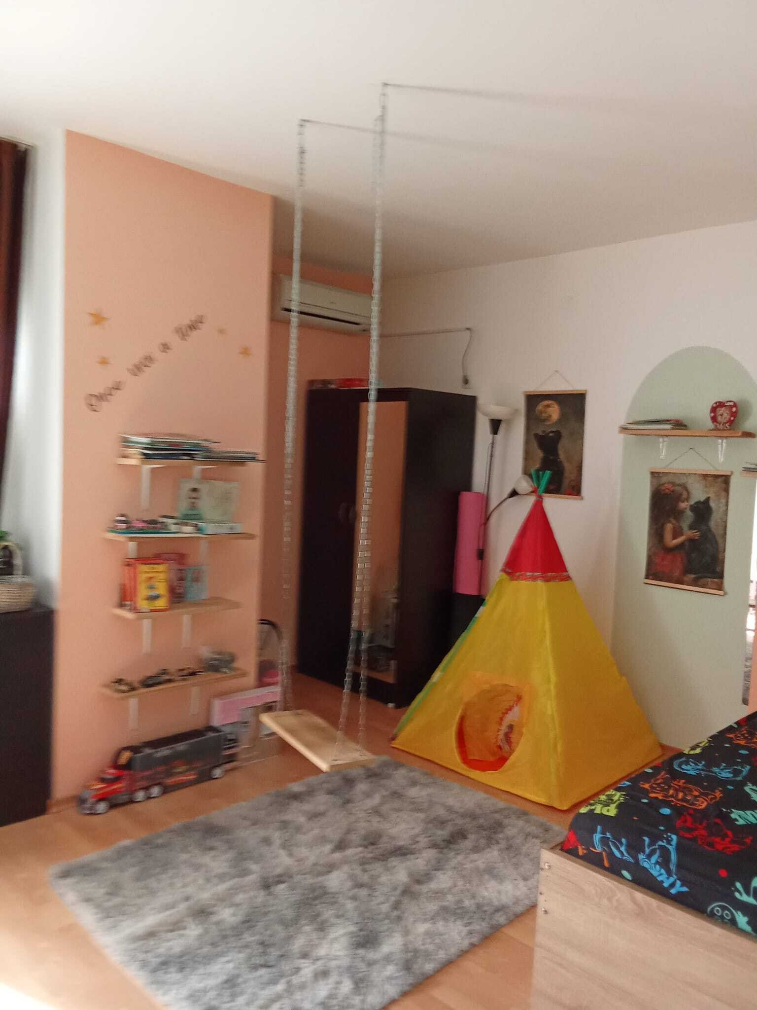 Szeregowiec na osiedlu willowym Cholakova Cheshma Kosharitsa, Bułgaria