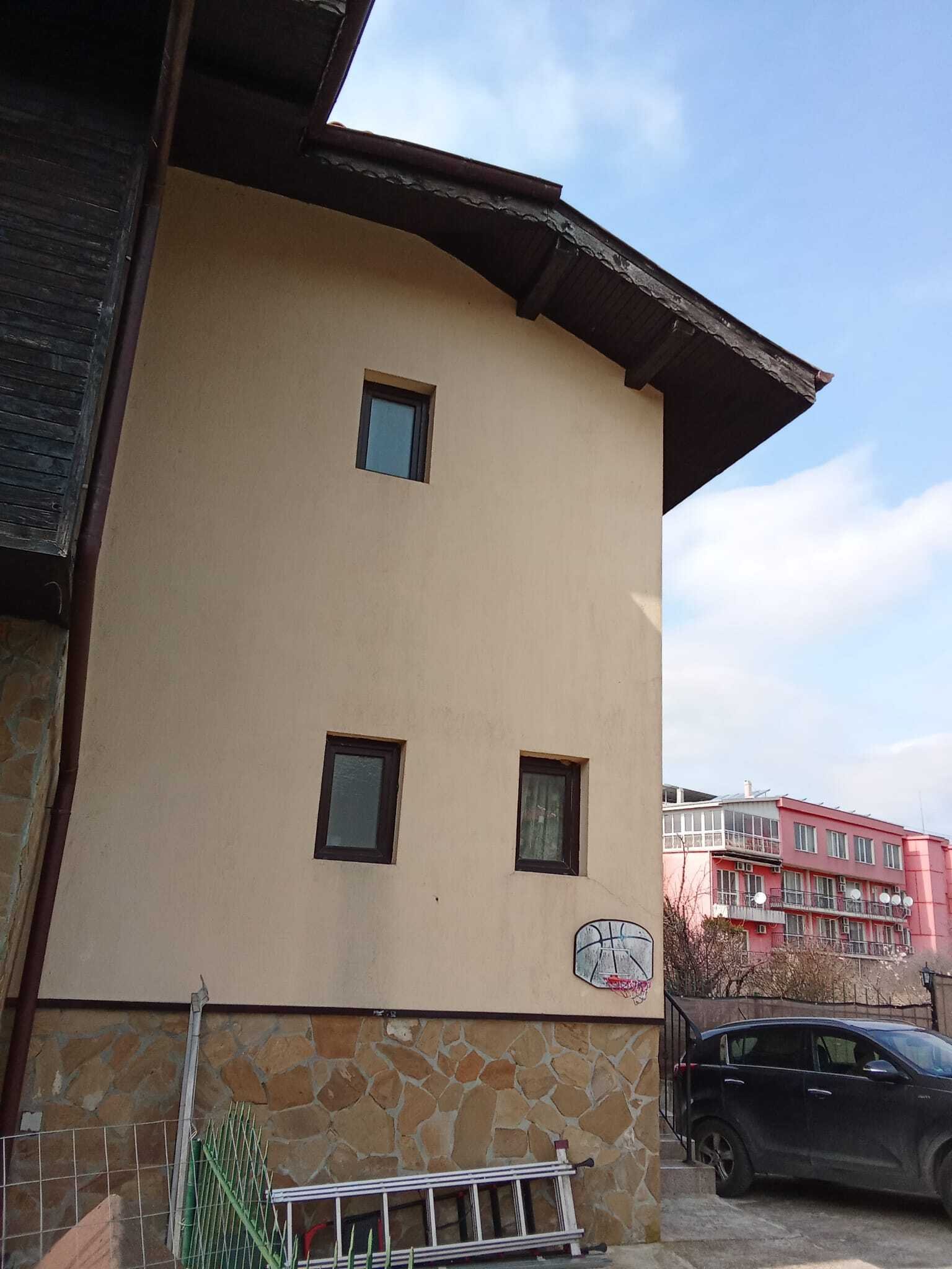 Szeregowiec na osiedlu willowym Cholakova Cheshma Kosharitsa, Bułgaria