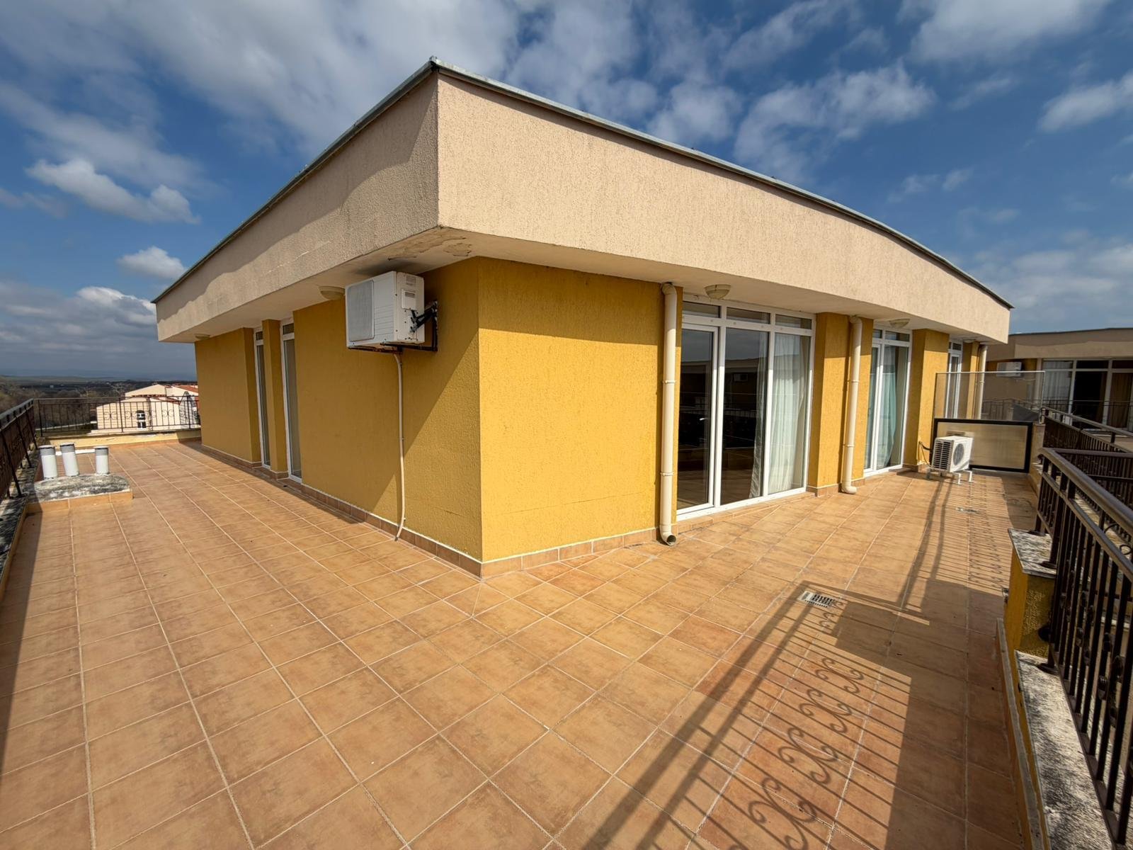 Penthouse z widokiem na morze w Midia Resort Aheloy