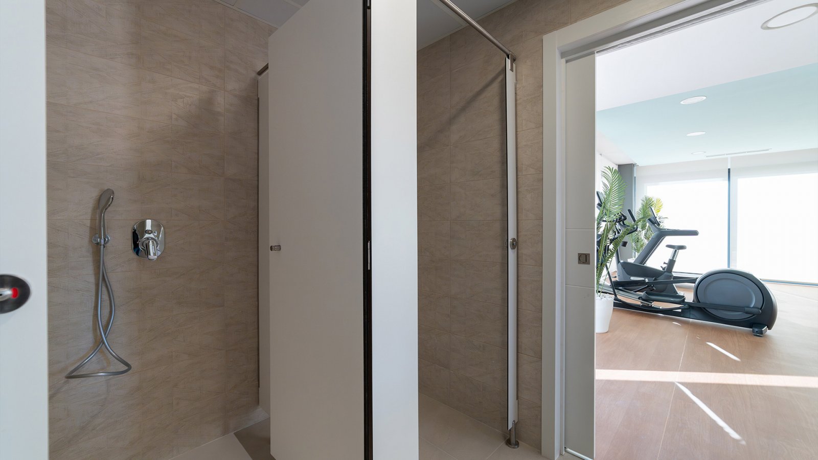 Przestronny apartament z panoramicznym widokiem na morze i pole golfowe Benidorm