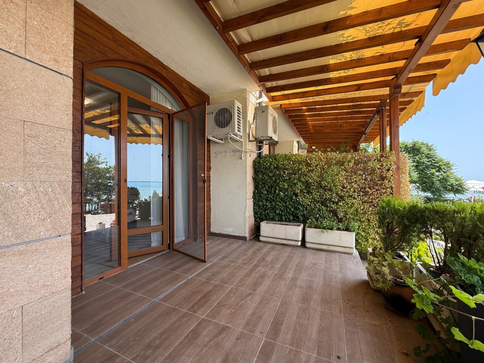 Trzypokojowe mieszkanie w pierwszej linii w kompleksie Garden of Eden / Rajska Gradina / Sweti Wlas.