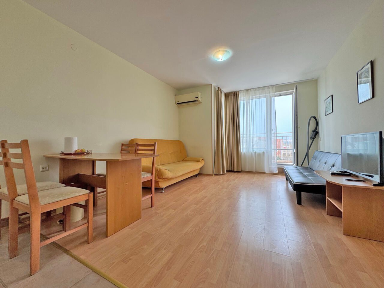 Dwupokojowe mieszkanie z widokiem na basen w kompleksie mieszkaniowym Nessebar Fort w Słonecznym Brzegu, Bułgaria