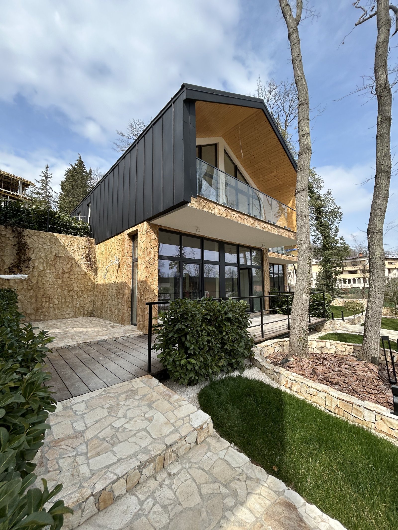 Nowoczesny dwurodzinny dom bliźniak w Forest Club Varna – dwupiętrowy, o powierzchni 150 m²