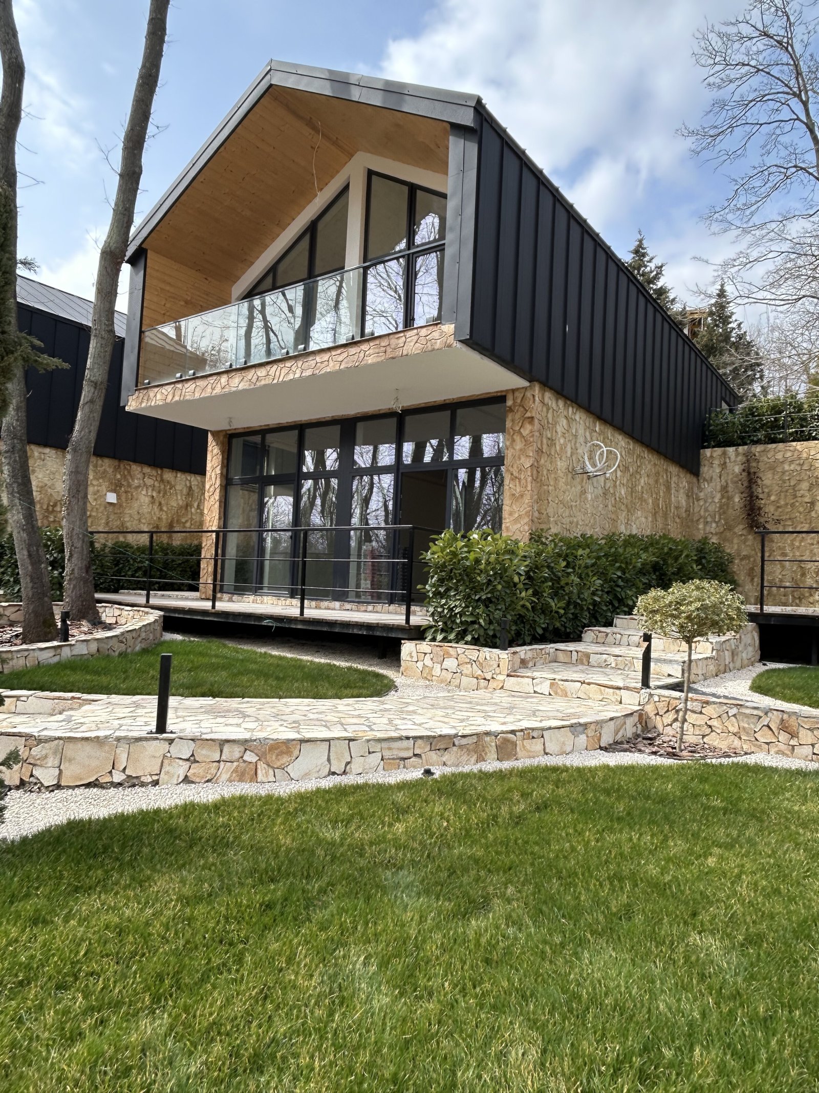 Nowoczesny dwurodzinny dom bliźniak w Forest Club Varna – dwupiętrowy, o powierzchni 150 m²