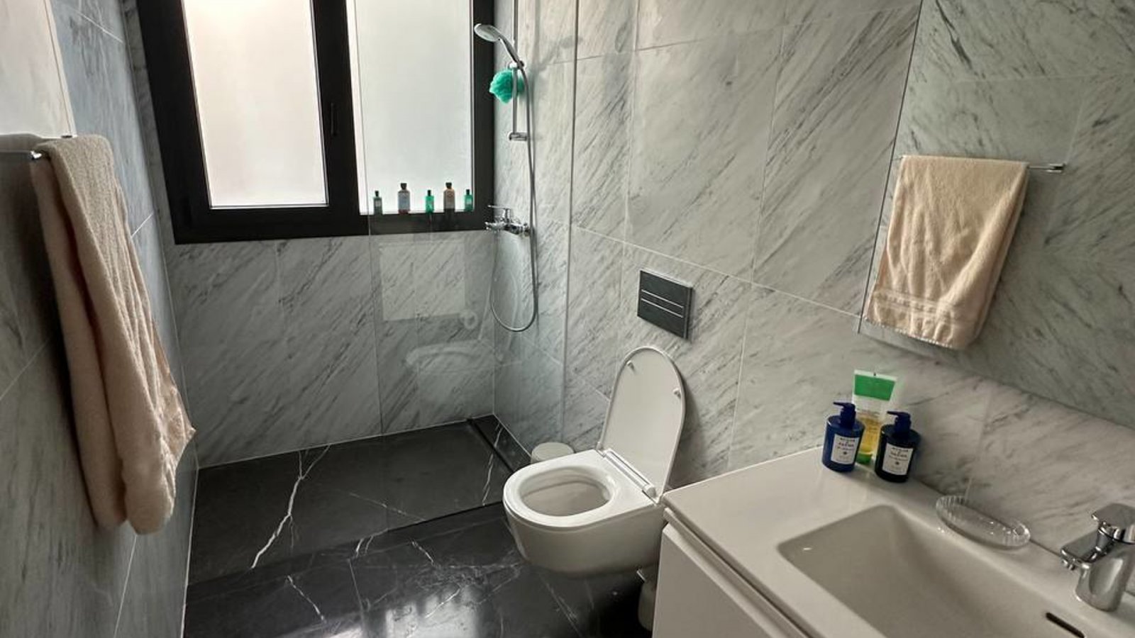 Stylowy apartament z czterema sypialniami, kilka kroków od plaży (Potamos Germasogeia), Limassol