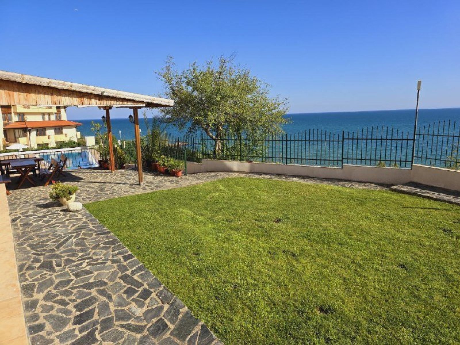 Kompleks Coral Beach – elegancki apartament z luksusowym widokiem na morze, w pierwszej linii brzegowej w Sveti Vlas, Bułgaria.