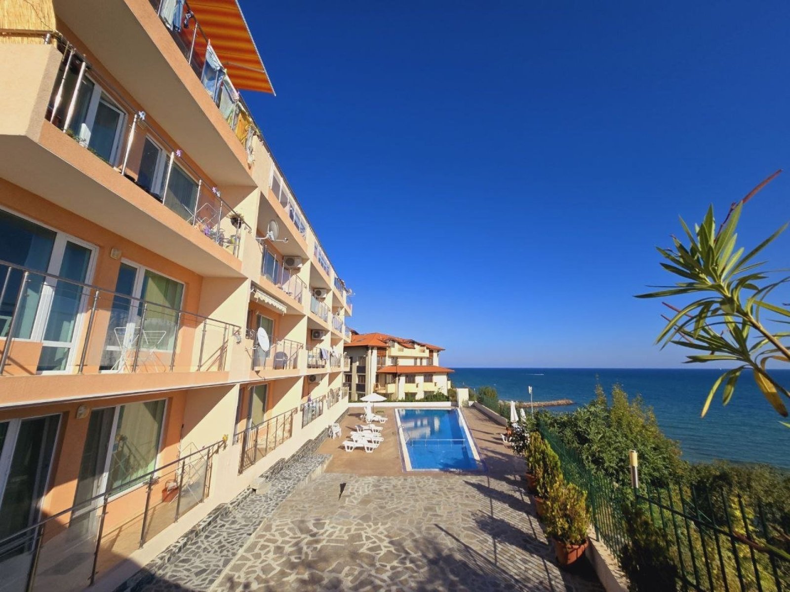 Kompleks Coral Beach – elegancki apartament z luksusowym widokiem na morze, w pierwszej linii brzegowej w Sveti Vlas, Bułgaria.