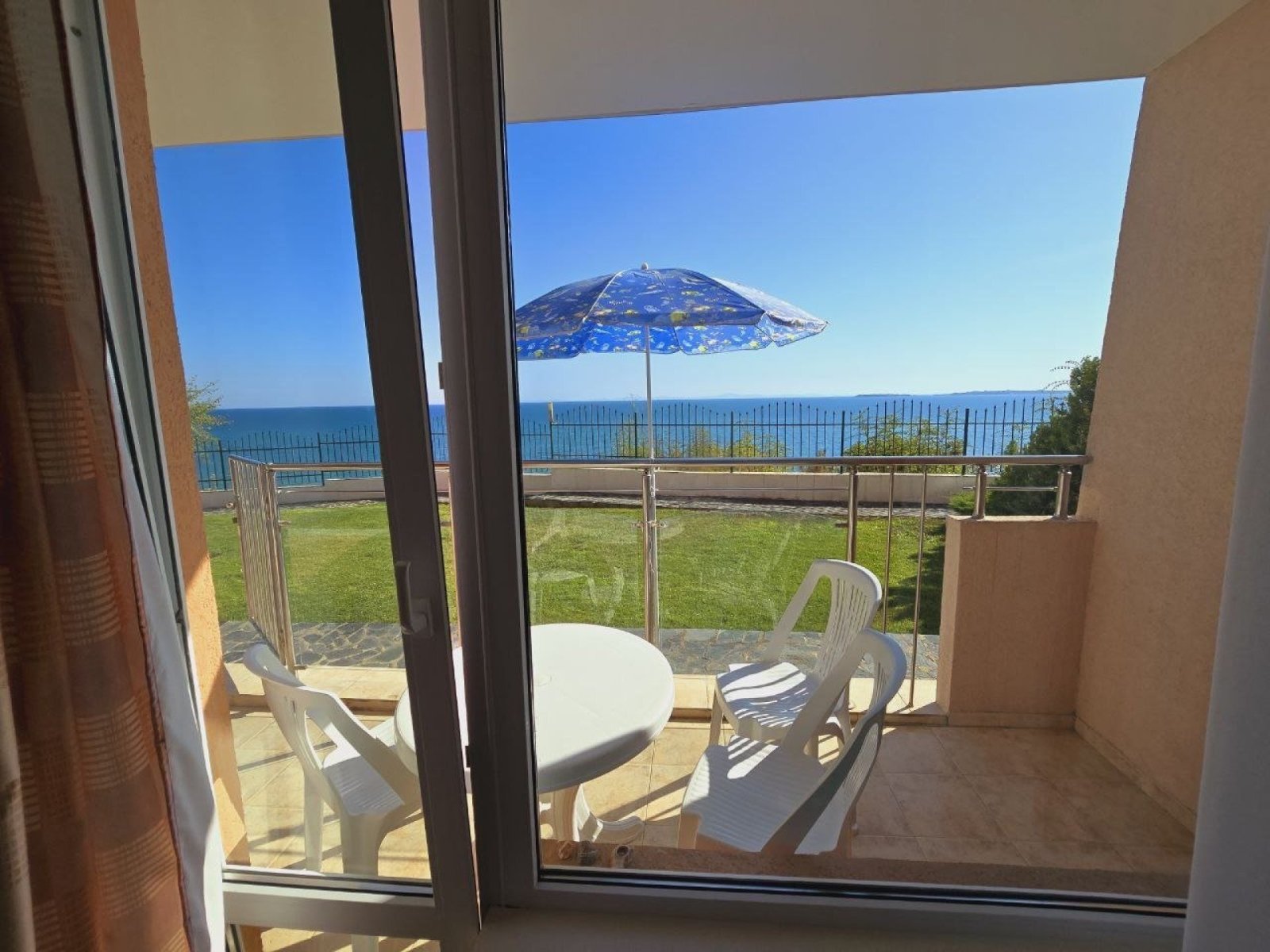 Kompleks Coral Beach – elegancki apartament z luksusowym widokiem na morze, w pierwszej linii brzegowej w Sveti Vlas, Bułgaria.