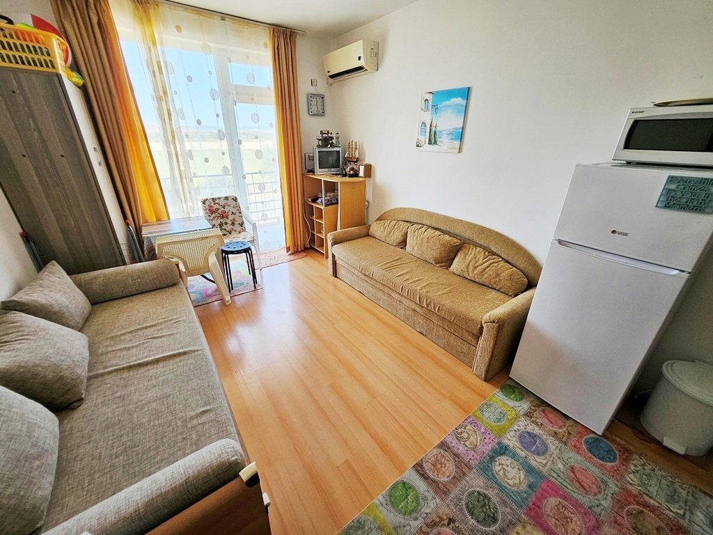 Sunny Beach: Przytulne studio z balkonem i otwartym widokiem na zieloną okolicę | Słoneczny dzień 5 