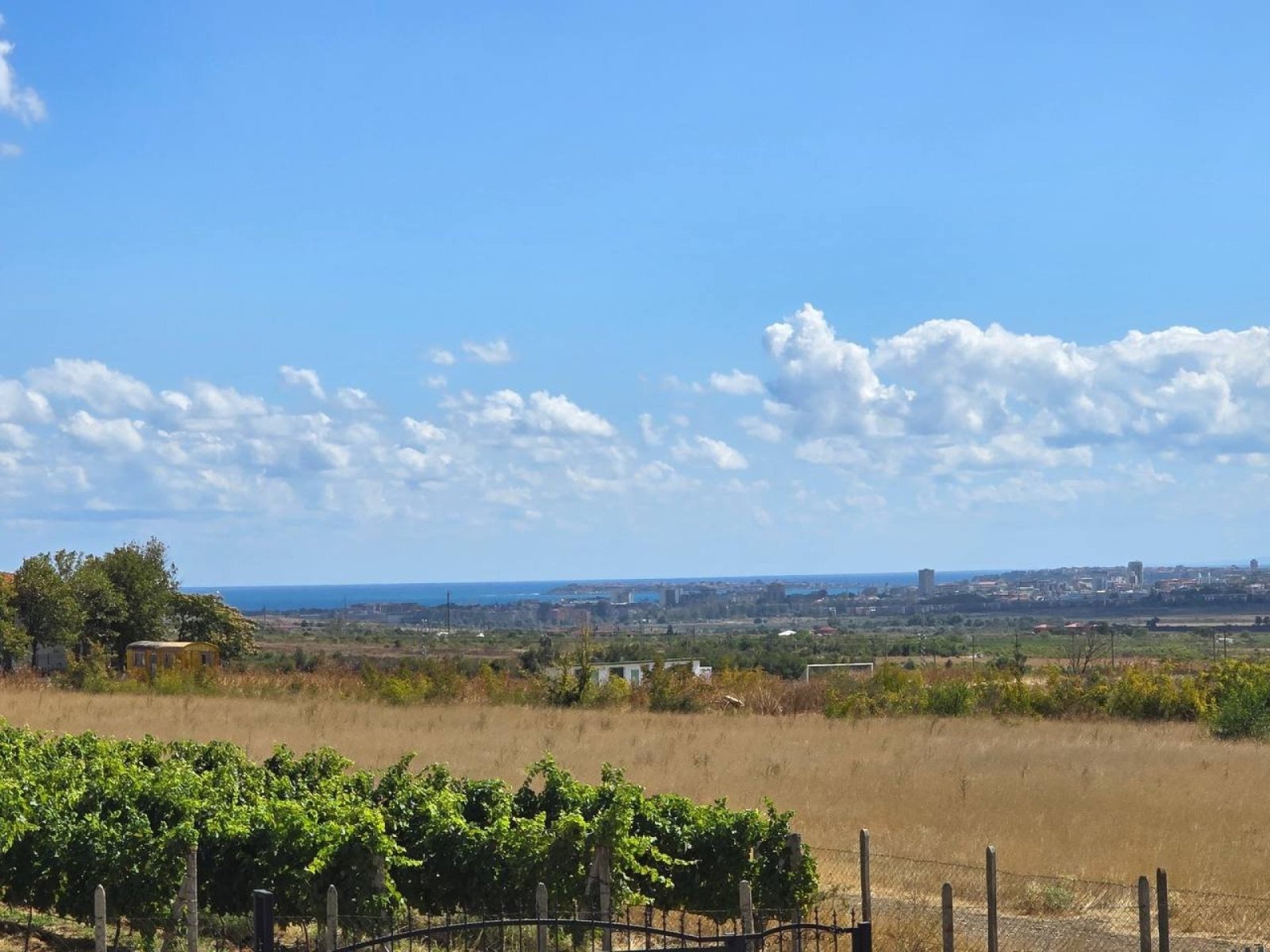 Dom z 6 pokojami o łącznej powierzchni 208 m², położony w wiosce Kosharitsa nad wybrzeżem Morza Czarnego w Bułgarii.