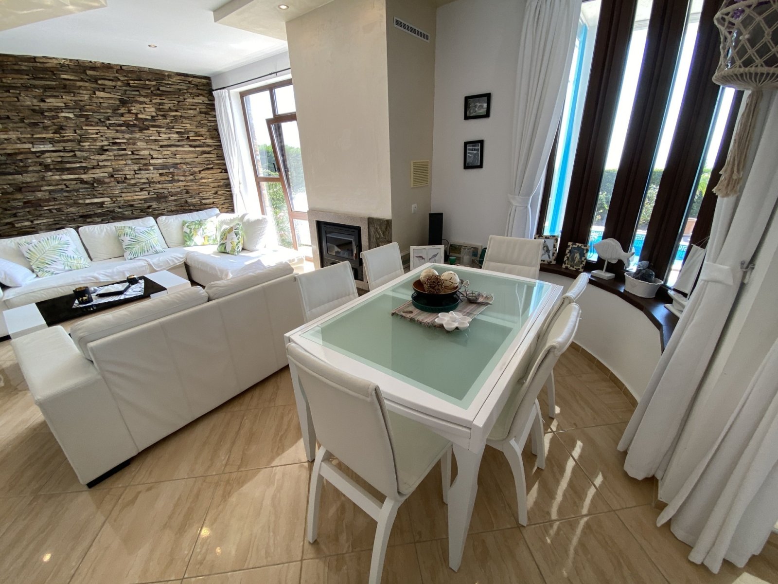 Willa z dużym ogrodem, basenem i widokiem na morze w Bojurecie, Bułgaria