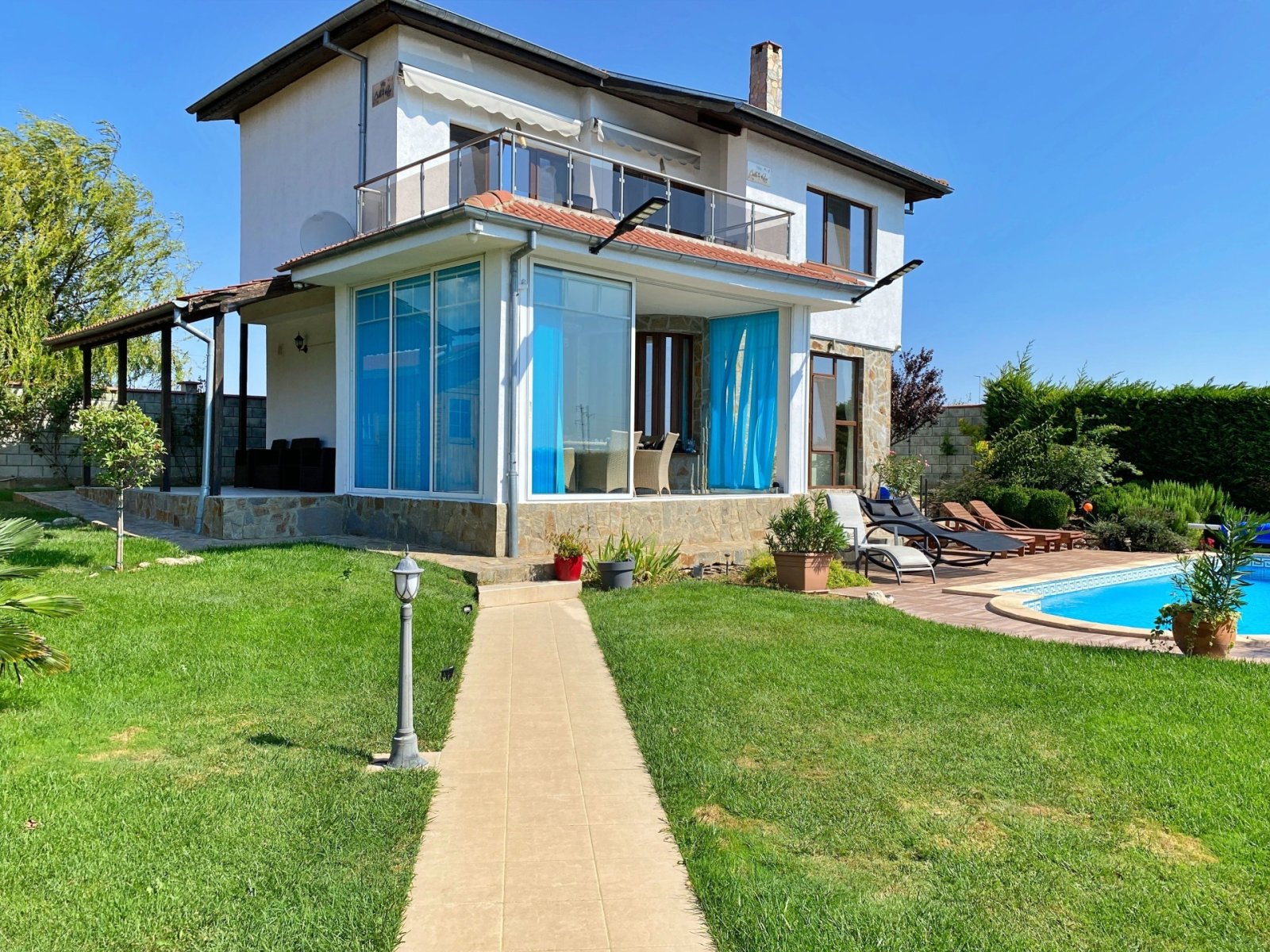 Willa z dużym ogrodem, basenem i widokiem na morze w Bojurecie, Bułgaria