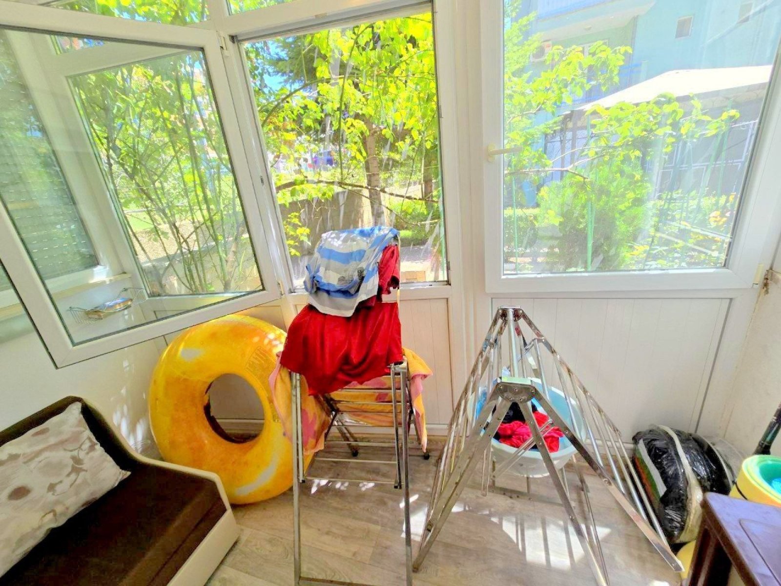 Trzypokojowe mieszkanie z dwoma przeszklonymi tarasami i własnym ogrodem różanym w Sweti Wlas, Bułgaria.