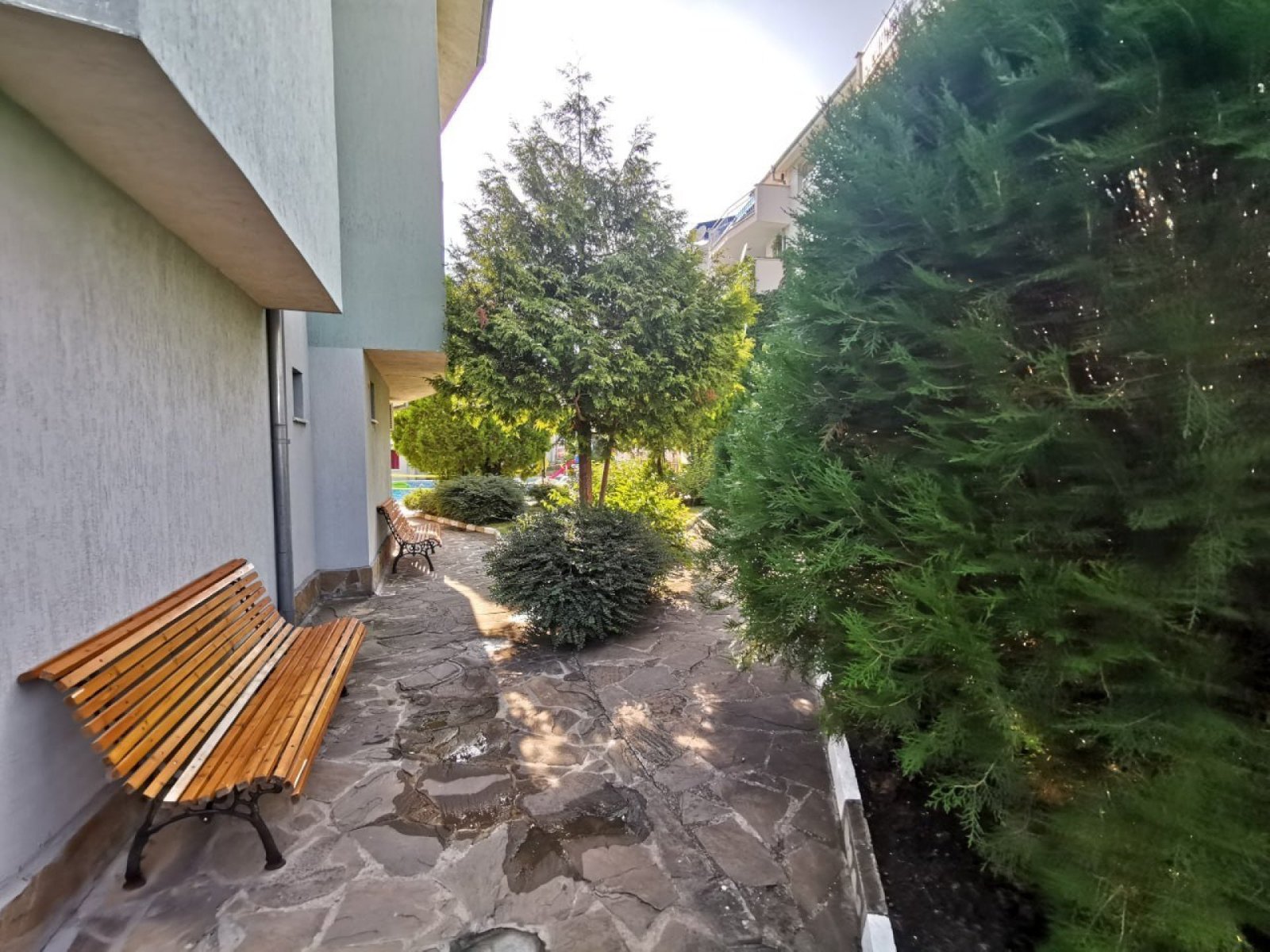 Trzypokojowe mieszkanie z dwoma przeszklonymi tarasami i własnym ogrodem różanym w Sweti Wlas, Bułgaria.