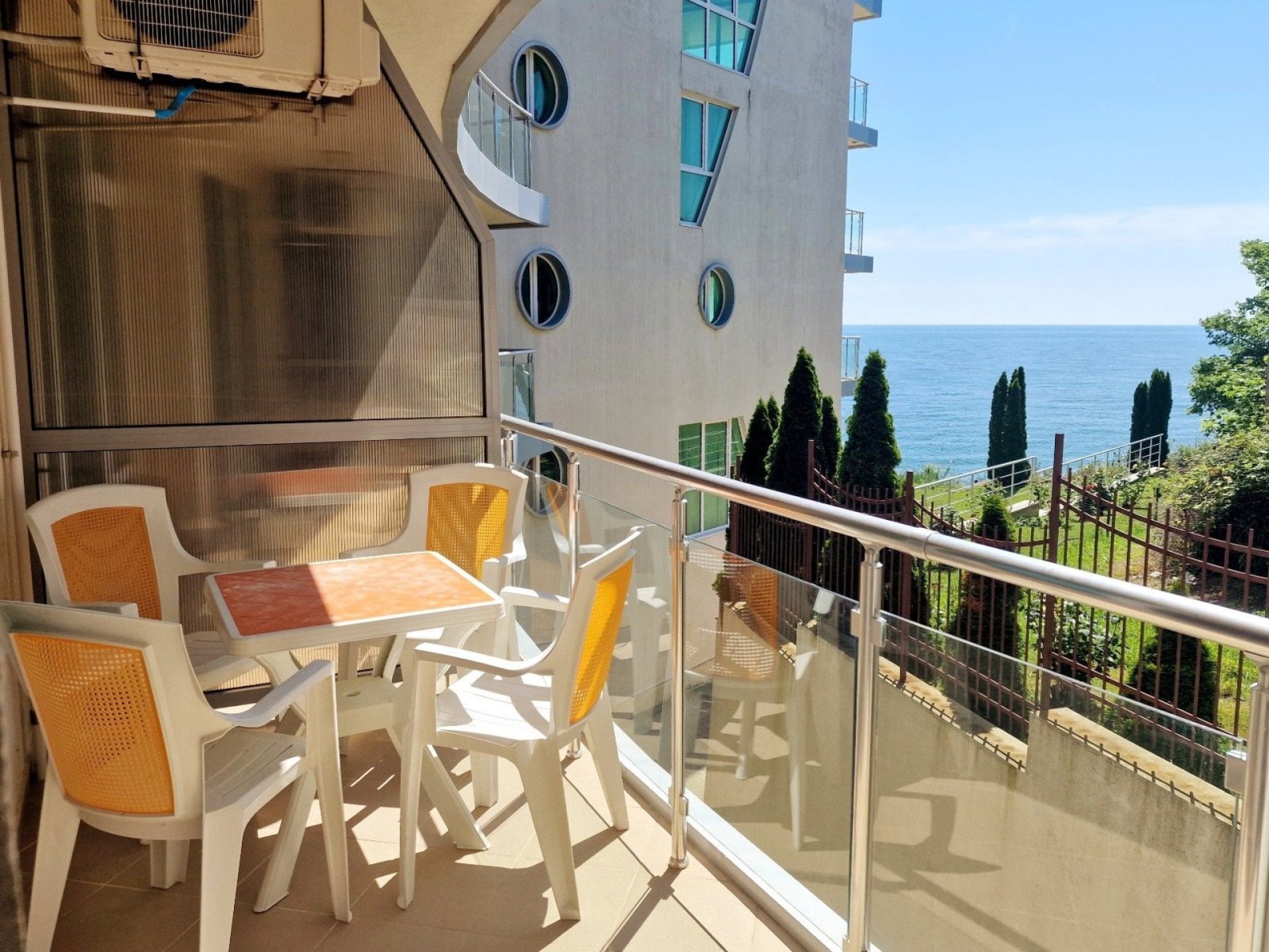 Mieszkanie trzy-pokojowe z widokiem na morze, dwoma łazienkami, bezpośrednio przy plaży – kompleks Silver Beach, Byala, Bułgaria