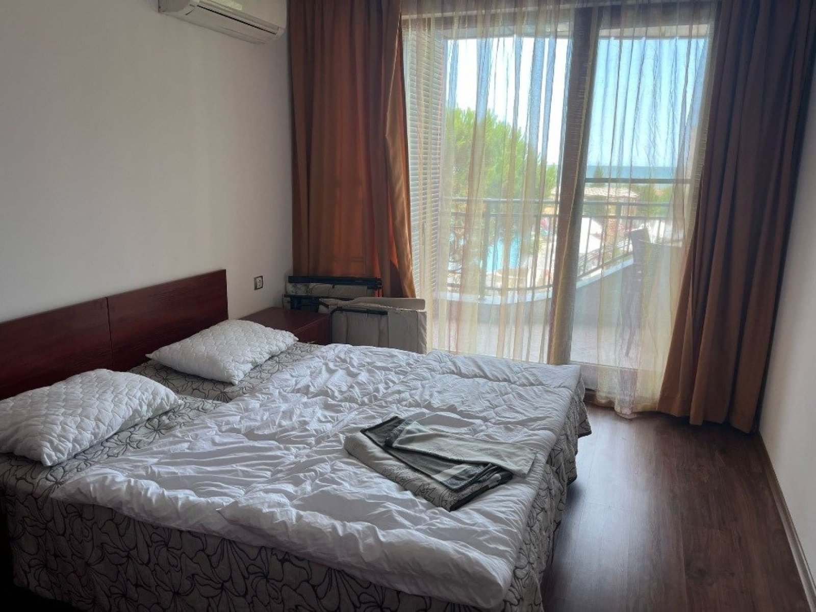 Trzypokojowe mieszkanie z przepięknym widokiem na morze, bezpośrednio przy plaży – Pomorie, kompleks Boutique Rose Gardens, Bułgaria.