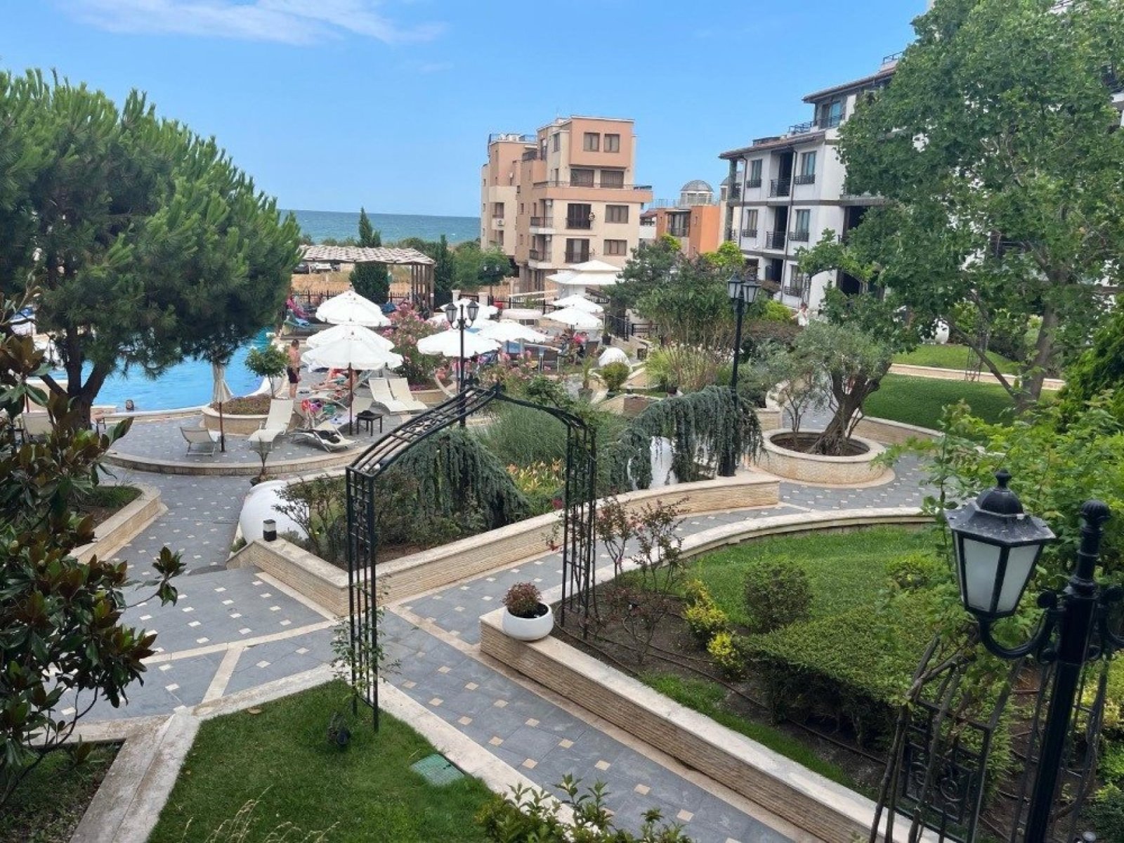 Trzypokojowe mieszkanie z przepięknym widokiem na morze, bezpośrednio przy plaży – Pomorie, kompleks Boutique Rose Gardens, Bułgaria.