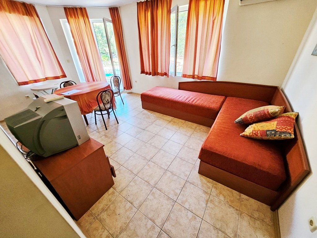 Przytulne mieszkanie jednoizbowe z balkonem i basenem w Prestige City